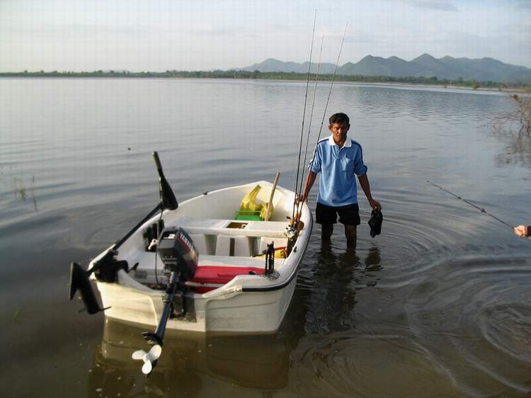 เรือ11ฟุตที่ผมใช้อยู่ครับ(รูปจากทริฟที่แล้ว)  วางเครื่องสองแรงเกาะมอเตอร์ไกด์36ปอนด์ผมไปห้วยไม้เต็งม