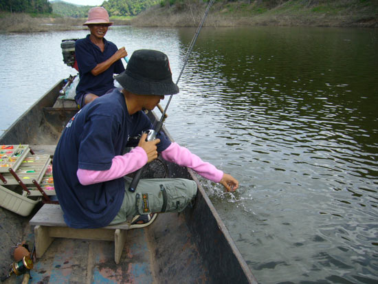 เอาเรือที่จอดหลังโรงงานน้ามาเรยคับน้าตึก แต่ไม่รู้แดดจะเผาจนกรอบรึยังนะครับ  :laughing:

แร้วตาน่า