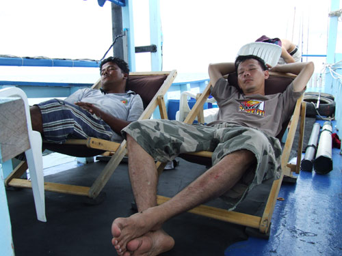 บนดาดฟ้าเรือ เป็นที่ๆ น่างีบอีกที่นึง สองคนนี้ใช้เวลากับการนอนในช่วงเช้า โดยเฉพาะคุณโอ๋ งีบตลอดงานเพ