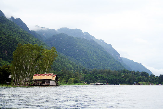 บรรยากาศบ้านบริเวณริมท่าเรือ