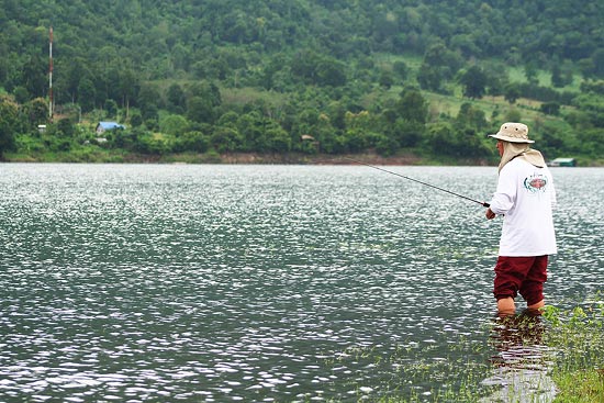 บริเวณบ้านไร่นี่ทิวทัศน์สวยงามมาก มีหาดลาดยาวให้เดินตีเหยื่อได้ ผมเลยชวนพี่เล็กขึ้นฝั่งบ้างดีกว่า