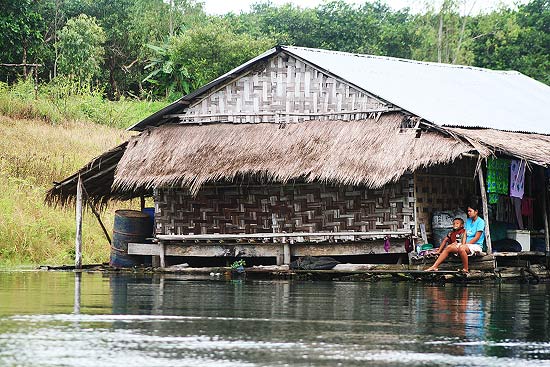 กลับมาขึ้นเรืออีกครั้ง บ้านหลังนี้อยู่ริ่มตลิ่งที่เราขึ้น เด็กดูเราตกปลาด้วยความสนใจ :smile: