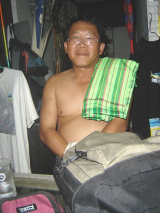 มาถึงร้านน้าป้อ...
เจอคอนเสิร์ท เพลงเก่า ย้อนยุคครับ...
เฮียคิม----ทุงยาบาเล...ทุงยาบาเล...
     