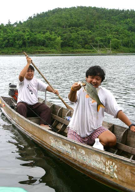 ซักพักโปรเทียมก็เอาเรือพายออกไปกับน้าผีปลา ไม่ผิดหวังครับ มีปลากระสุบชะตา (บอด) ขาดหลงมางัยเหยื่อของ