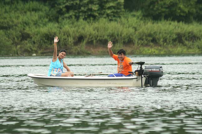 เจ้าของโรงงานฟิชโกสก็จิ๊กเรือไปพาคุณนายเที่ยวเหมือนกัน  :laughing: :laughing: :laughing:  เลยขาขาดอ่