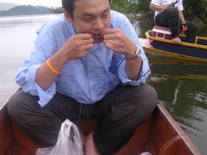 ทันใดนั้น..อาจารย์ตี๋ เห็นชะโดขึ้นจิบน้ำห่างเรือ30กว่าเมตร หยิบคันขึ้นหวดออกไปทันที.................