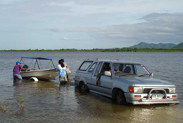 เทดนิค & เทดโน  ในการเอาเรือลงน้ำจากเทลเลอร์คนเดียว