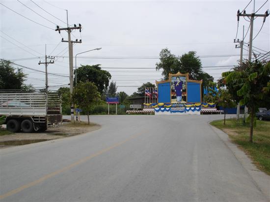 ขับมาอีก เจอสาม แยก ให้เลี้ยวซ้าย.... ( ไปทาง สภอ.บางปะอิน ) ขับไปเรื่อยๆ...  :smile: