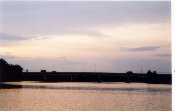 สะพานนี่เปรียบเสมือนประตูเมืองที่เราต้องลอดผ่านไปสู่หมายที่กำลังรอกันอยู่ครับ  ตะวันโพล้เพล้  แสงของ