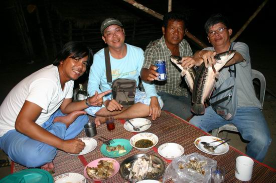 สมใจเลย มาถึง บ่ายสามโมงครึ่ง ลงเรือสองลำ ไต๋น้อย  กับ ไต๋สน  เราได้ปลากันถ้วนหน้า  ปลาจร ล้วน ๆ  