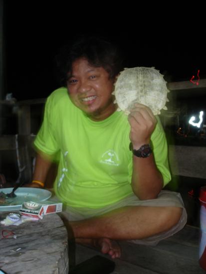 พี่หนวด เห็นตาเทียม สนใจซักถามถึงเรื่อง การเลี้ยงสัตว์ชนิดนึง...
       แกเลยเอาเจ้านี่มาให้... :oh