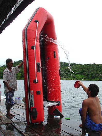 พอสบายใจแล้วก็มาช่วยกันล้างและเก็บเรือ    :laughing: :laughing: :laughing: