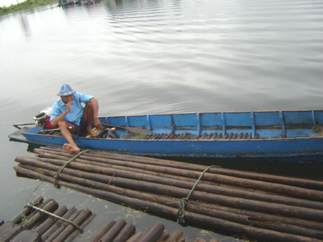 เรือลุงมะขิ่น...จากการจอง ของผู้บัญชาการทัพคิม...
ก้อมาลอยเรือรอ น้ามาด แระ น้าโต๊ดอยู่หน้าแพแระ
เ