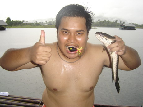 ออกเรือไปได้แป๊ปเดียว....
แป๊บเดียวเจงๆ ฝนตกฟ้าถล่ม เปียกปอน...
เวงกำเจงๆ....
อีโต๊ด ได้ปลาช่อนมา