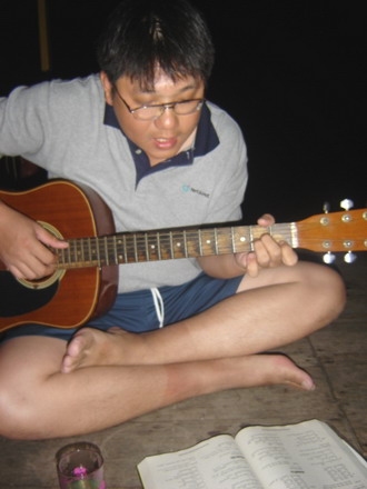เฮียหมู บรรเลง บทเพลง กล่อมเบาๆ...
ให้จังหวะเข้าก๊ะ บรรยากาศ ที่เงียบสงบ.....
 :cheer: :cheer:
ช่