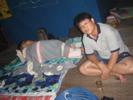 เริ่มดึก ลง อากาศ เย็นๆ แสนซาบาย...
สบายตัว แต่ ไม่สบายหัว....
เวียนหัว ตุ๊บๆ ..ดื่มไปแยะ วุ้ย วัน