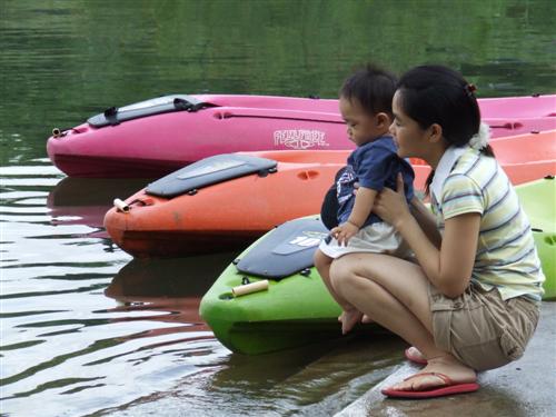 ที่นี่มีเรือแคนนูไว้คอยบริการด้วยครับ ผู้คนส่วนใหญ่ที่เป็นนักท่องเที่ยวจะนิยมมาพายเรือเล่นเพื่อเที่ย