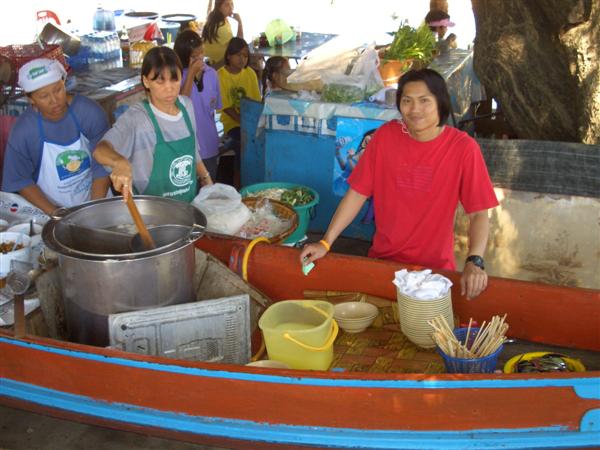  ไม่ได้เรือยาง ถ้าได้ลำนี้ก้อเอาฟ่ะ อิ อิ อิ 

ไปตีเหยื่อไปด้วย ขายก๋วยเกี๋ยวไปด้วย หิวก้อไม่อด หน