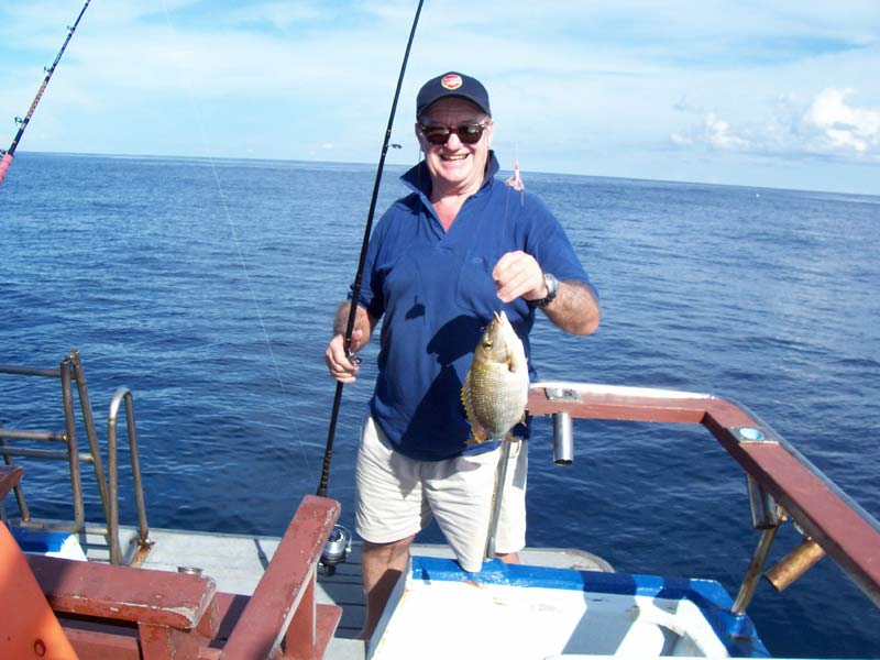 หลังจากแนะนำการใช้อุปกรณ์ และเปลี่ยนอุปกรณ์ปลายสายหลายชุด ปลาตัวแรกของ Brian ก้อขึ้นมาโชว์ตัว