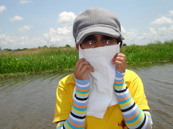 โอ้วววว ร้อน แต่ด้วยความก๋ากั่น และขี้เกียจ ( ยังม่ายรู้ฤทธิ์แดด ) เรยม่ายยอมทาครีม อ้ะ เอาผ้าปิดไว้