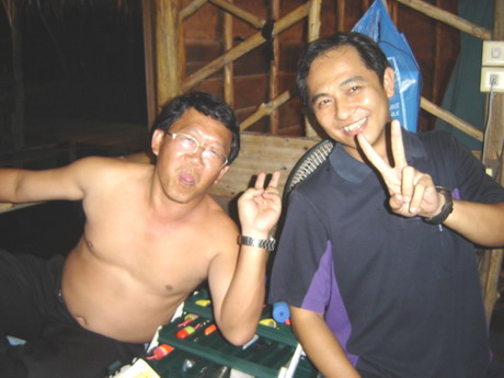 อ้ะ น้าเหน่ง วายน๊อตเซเว่น อีเลฟเว่น...
มาร่วมแจม ในคอนเสิด คาราบาว คืนนี้ด้วย....
 :smile: :smile