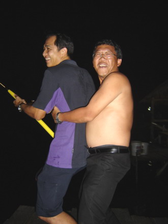 ..น้องพลับ ขอสอง....
..แต่เฮียคิม....ขอสอย....
 :laughing: :laughing: :laughing:
น้าเหน่งไม่คุ้นก