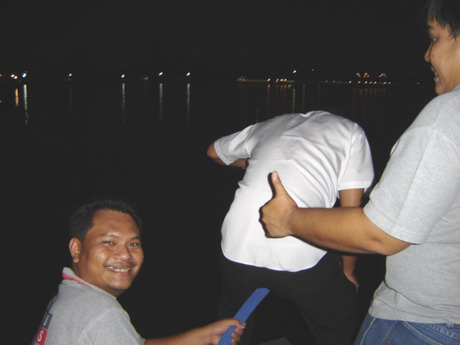 แก้แค้นอีโอ๊ตได้แย้ววววววววว....
 :laughing: :laughing: :laughing:
บังอาจมา *กุ๊ดโต่ง* น้ามาด 
ด้