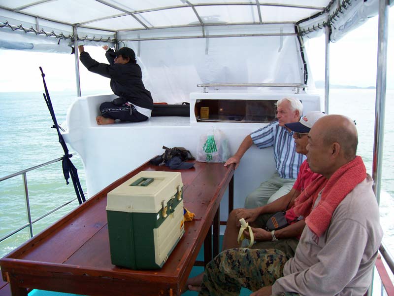 ชั้นบนของเรือถูกตกแต่ง ให้เป็นที่สำหรับทานอาหาร และนั่งพูดคุยกัน