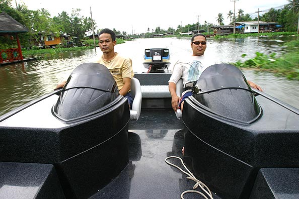 เรือลำนี้พี่โต้งบอกว่าเครื่องยังไม่สมบูรณ์เท่าใดนัก  ขนาดของใบพัดยังไม่ได้ตามที่ต้องการ  :smile: