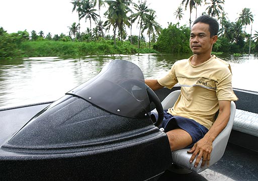  สำหรับใครที่จะขับเรือลำนี้ พี่โต้งบอกว่าควรจะใส่กางเกงขาสั้นนะครับ เพราะท่านจะได้อรรถรสของลมที่โกรก