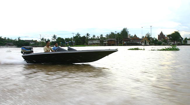 ตอนนี้ผมเอาเรืออีกลำออกมาให้เจ้าเอ็มขับแล้วลองเก็บภาพดู แต่ไม่ค่อยได้เรื่องครับ เรือวิ่งกันเร็ว แล้ว