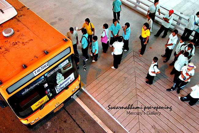 บางคนก็จอดรถอยู่ที่จอดรถด้านนอกและอาศัยรถโดยสารขนาดใหญ่ (Shuttle Bus) ที่วิ่งให้บริการตามจุดต่างๆ แท