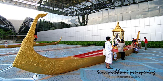 มุมหนึ่งของสวนด้านล่าง มีเรือจำลองที่ใช้ในพระราชพิธีฯ มาให้ถ่ายรูปด้วย  :love: