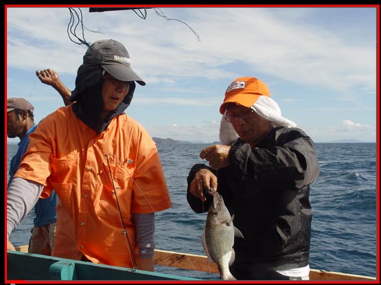 พี่เล็ก พัทยา
อยู่ด้านท้ายเรือ
ก็โดนสากปล้องถล่มเหมือนกันคับ 
 :laughing: :laughing: