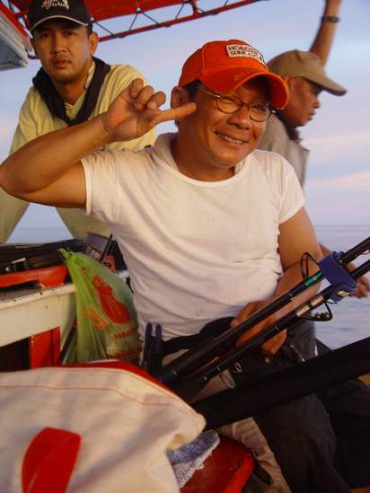 พี่ตริ่ง โดนแก๊งค์หลุมม่วงมอมยาจับถ่ายรูปครับ  :laughing: :laughing: