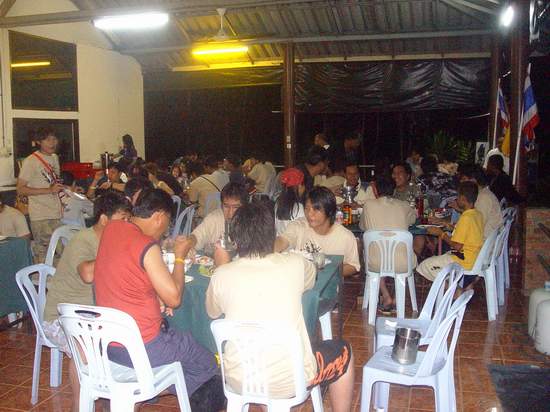 บรรยากาสในงานเลี้ยงครับ พี่เสื้อแดงในรูป น้าอ็อด (300ยอด) ครับ  :laughing: :laughing: :laughing:

