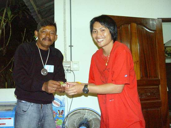 พี่ rin9 กับพี่บุญเจิดครับ.....


ปล.ชอบเกมส์กินแป็ปซี่ของน้า rin9 ครับนึกแล้วยังฮาอยู่ครับ  :lau
