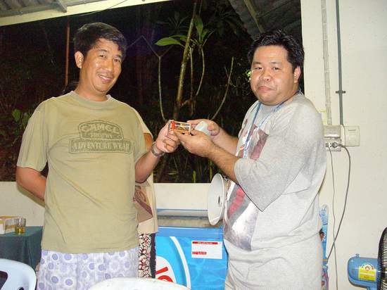 พี่ธวัชชัยได้รับรางวัลจากผู้ใหญ่ดุ๊กครับ  :laughing: :laughing: