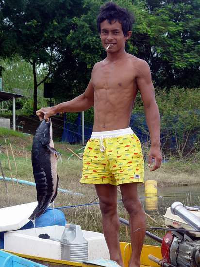 มาเจอชาวบ้านจอดเรืออยู่เลยแวะเขาไปถาม ก็จ๊ะเอ๋กับบางสิ่งในลังโฟม

ชะโดใหญ่ที่พี่เขาตีมาได้สามตัวคร