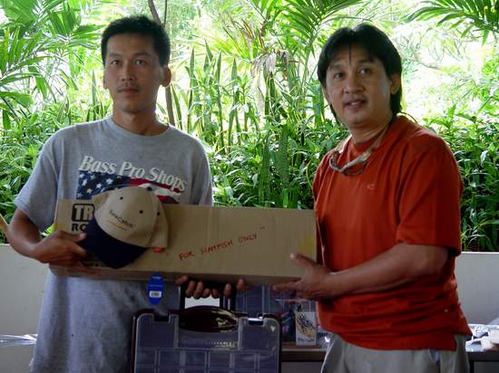 พี่ฐิติ (ทีมเดียวกับผมครับ) รับรางวัลปลารวมอันดับที่สอง  ทีมนี้ฮ็อตจริงๆ  :laughing: :laughing: