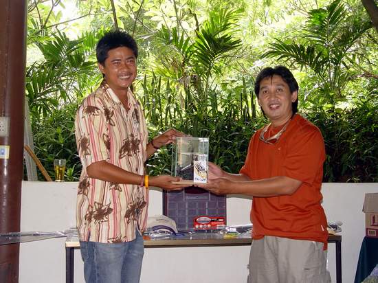 พี่ต้น กับรางวัลชนะเลิศปลารวมครับ ยินดีด้วยครับ  :smile: :smile: :smile:




