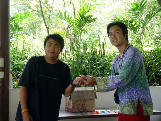 ครูหนึ่งกับรางวัลปลาล็กสุดครับ  :laughing: :laughing: :laughing:




