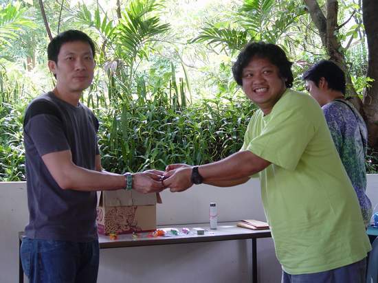 พี่ธวัชชัยรับรางวัลจากพี่เทียมครับ  :laughing: :laughing: :laughing: