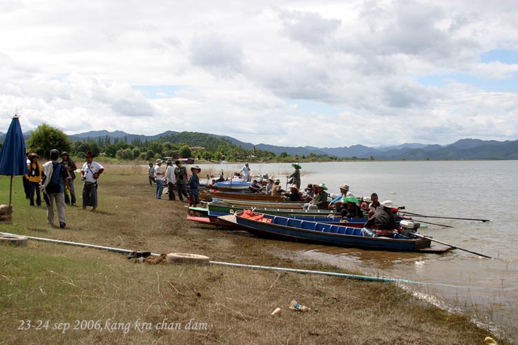 เรือเตรียมพร้อมครับ ก่อนปล่อยตัวนักล่า