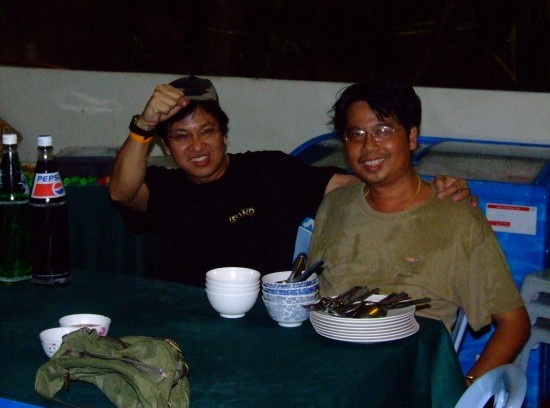           น้าป้อมกับน้ารัดเสียงสนกำลังนั่งสนทนากันอย่างสนุกสนานครับ :smile: :smile: :smile: