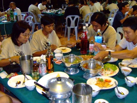          ครอบครัวสีฟ้ากำลังทานกันอย่างอร่อยเลยครับ :smile: :smile: :smile: