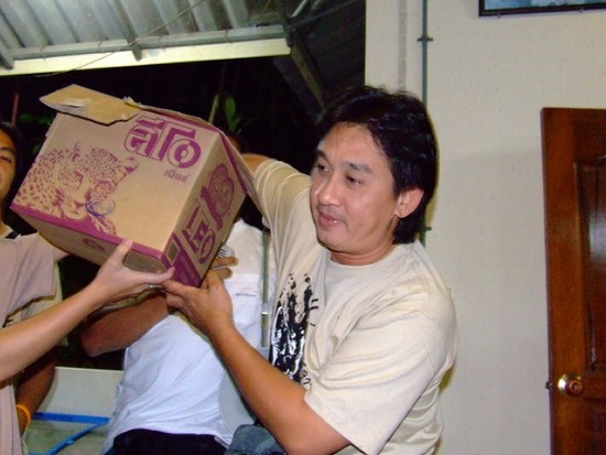           เชิญพี่เล็กแปดริ้วมาจับฉลากเพื่อแจกของรางวัลครับ  :love: :love: :love: