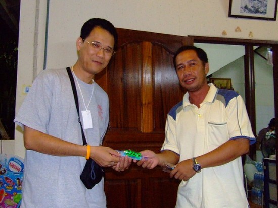          รับของรางวัลแล้วก็จับฉลากแจกกันต่อเลยครับ :smile: :smile: :smile: