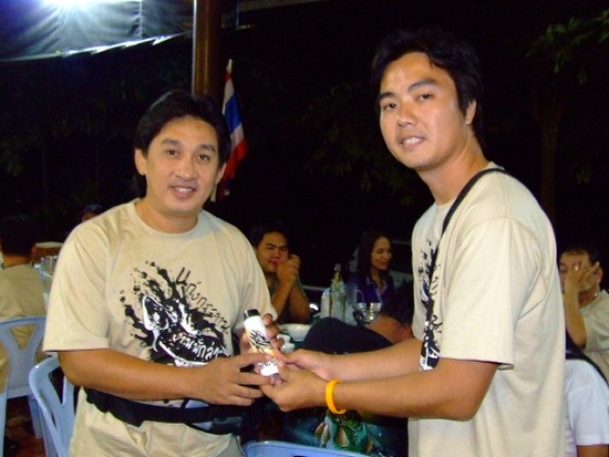       รางวัลที่สองได้แก่ พี่เล็กแปดริ้ว กับเสื้อสีแดงครับ :smile: :smile: :smile: