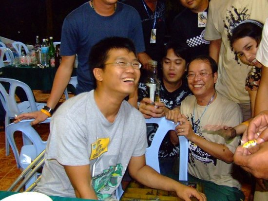        เทพเขื่อนอีกท่านมาแล้วครับ พี่น้องแหกันมาขอเหยื่อพระเจ้าตากุ๋ยกันเพียบเลยครับ  :laughing: :la